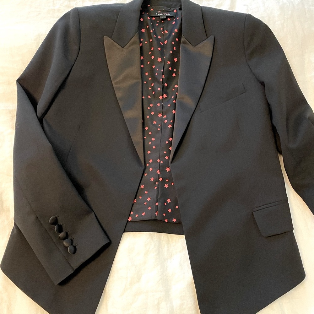 Lined, fit, cropped blazer. Lower in back.